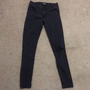 A gorgeous lucky brand black jean hardly ever worn very comfortable!!